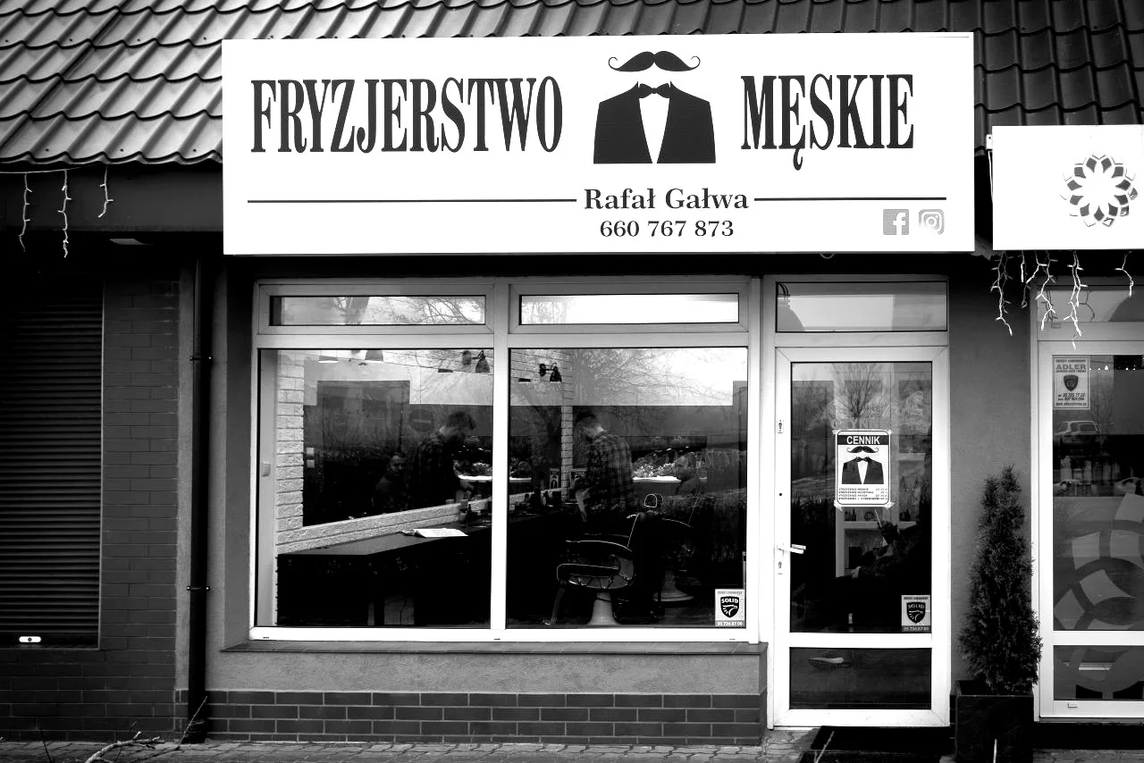 Wejście do zakładu fryzjerskiego Rafała Gałwy